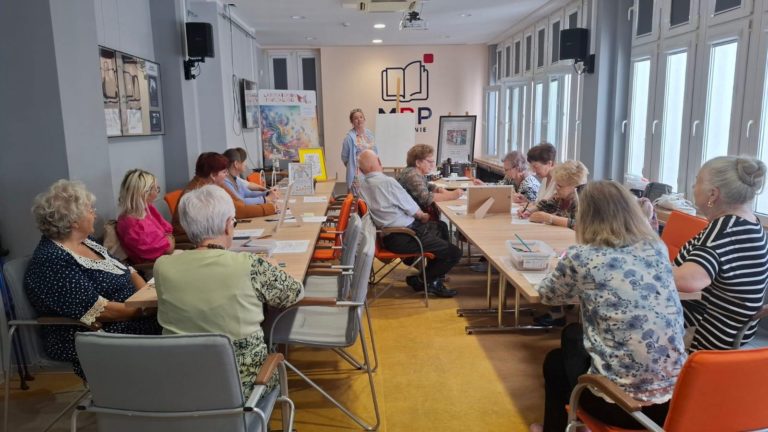 Kolory wspomnień i pasji. Wyjątkowe warsztaty artystyczne dla seniorów w Koninie