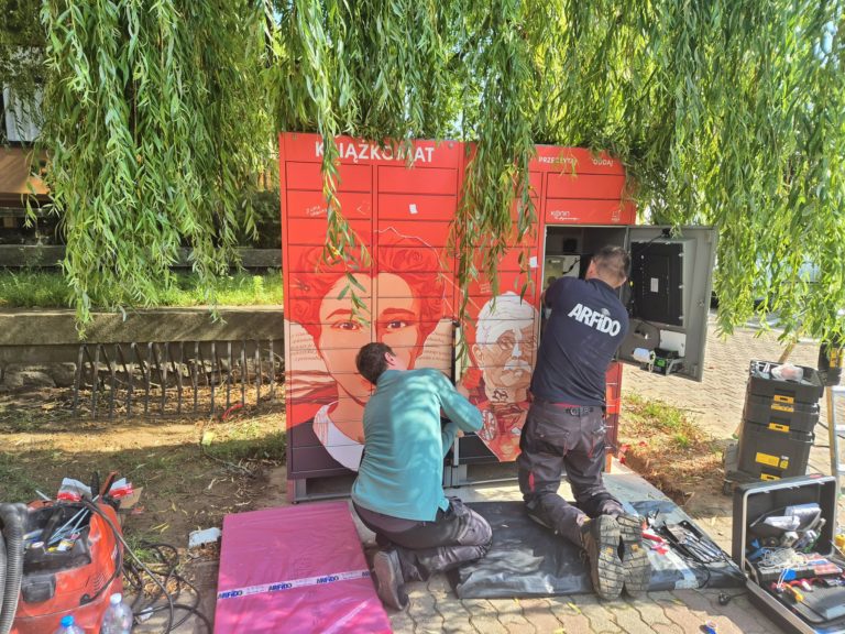 Nowoczesny książkomat przy Miejskiej Bibliotece Publicznej w Koninie — innowacja dostępna 24/7