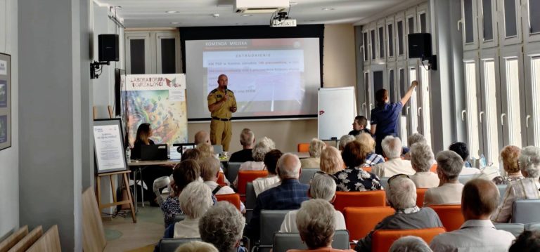 Debata „Seniorze, nie daj się oszukać” w Miejskiej Bibliotece Publicznej w Koninie