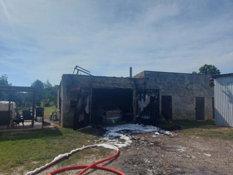 POŻAR GARAŻU W NIEBORZYNIE – W AKCJI PIĘĆ ZASTĘPÓW STRAŻY