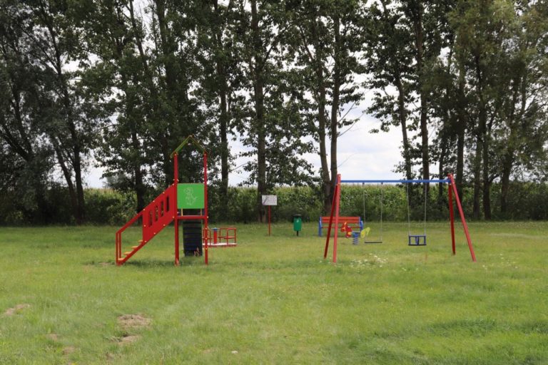 NOWE ATRAKCJE NA PLACU ZABAW W SŁOWIKACH – INWESTYCJA ZREALIZOWANA DZIĘKI MIESZKAŃCOM