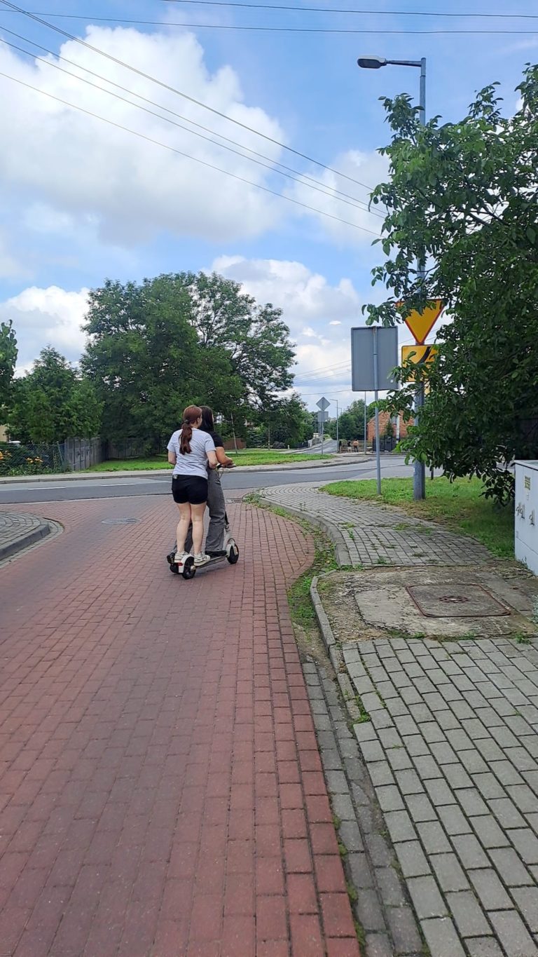 HULAJNOGI ELEKTRYCZNE W KONINIE – PRZYPOMINAMY PRZEPISY I OSTRZEGAMY PRZED NIEBEZPIECZNYMI ZACHOWANIAMI