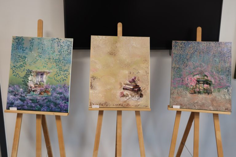 „Kolaże marzeń” Agnieszki Lipskiej – wystawa i letnie plany biblioteki w Krzymowie