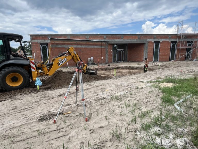 INWESTYCYJNE LATO W GMINIE KRZYMÓW: DROGI, ŻŁOBEK I ŚCIEŻKA PIESZO-ROWEROWA