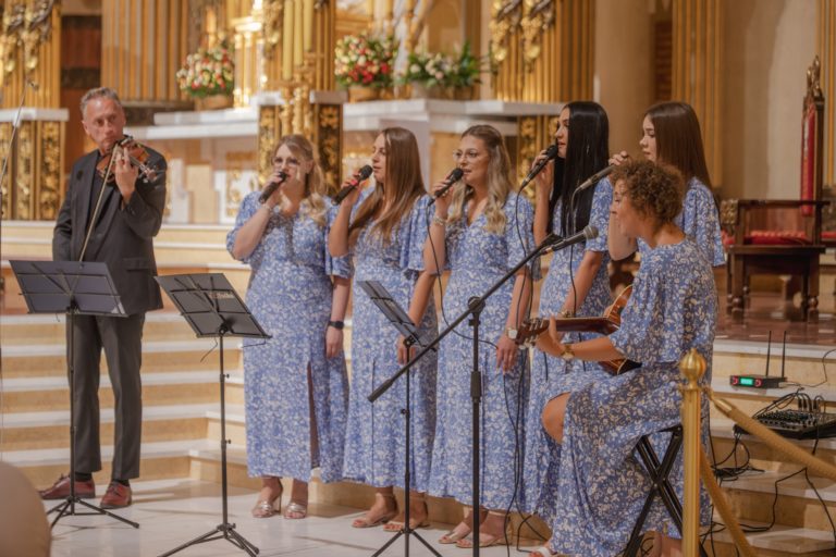 LICHEŃ MŁODYCH Z INSPIRUJĄCYM GOŚCIEM – „KSIĄDZ NA ROWERZE” O MODLITWIE I SZCZĘŚCIU