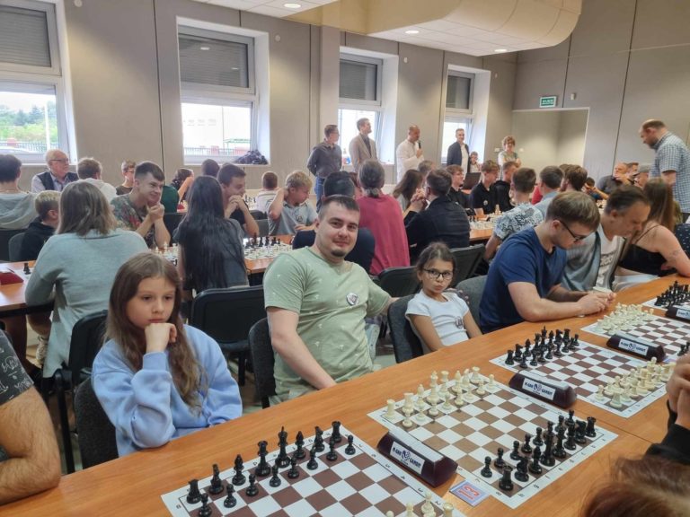 RODZINNA ATMOSFERA PRZY SZACHOWNICY – TURNIEJ W ŚLESINIE