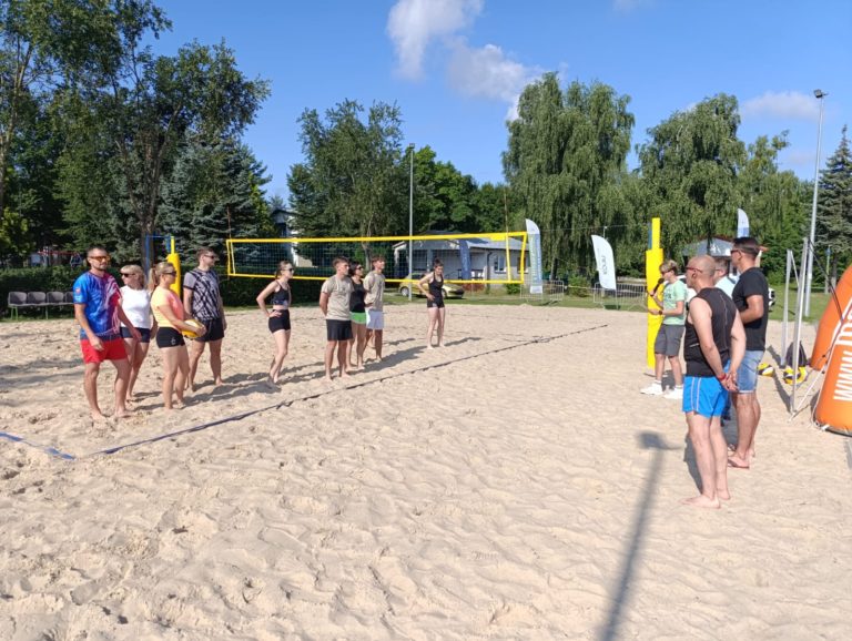 PLAŻOWE EMOCJE I SPORTOWA RYWALIZACJA – TURNIEJ SIATKÓWKI MIKSTÓW W KONINIE ROZSTRZYGNIĘTY