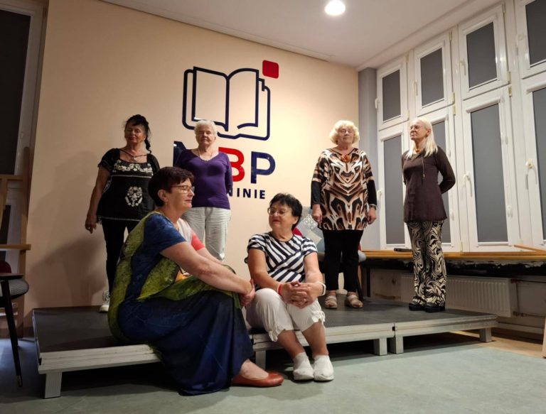 SENIORZY NA SCENIE – KREATYWNA PRACA Z TEATREM W KONIŃSKIEJ BIBLIOTECE