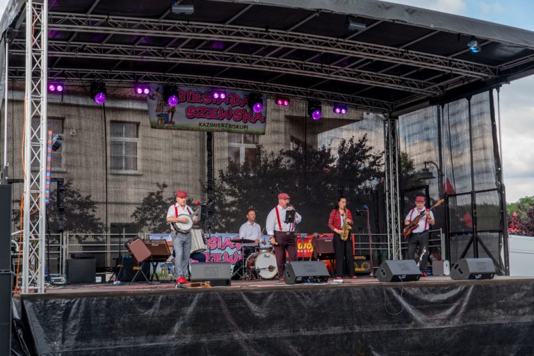 BIESIADA PO SZEWSKU W KAZIMIERZU BISKUPIM – ZABAWA, JEDZENIE I MUZYKA NA RYNKU