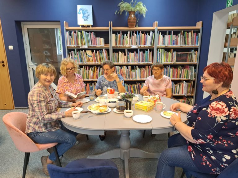 TWÓRCZE WAKACJE Z KSIĄŻKĄ I HAFTEM W FILII „GOSŁAWICE”