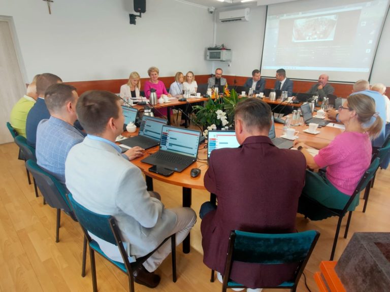 DYSKUSJA O MIEJSCU SPOCZYNKU OFIAR Z TÓR – MOGIŁA, CMENTARZ CZY PAMIĘĆ W DWÓCH GMINACH?