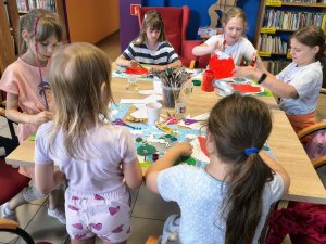 Wakacje z historią w Filii „Starówka” – dzieci poznawały legendę o Koninie