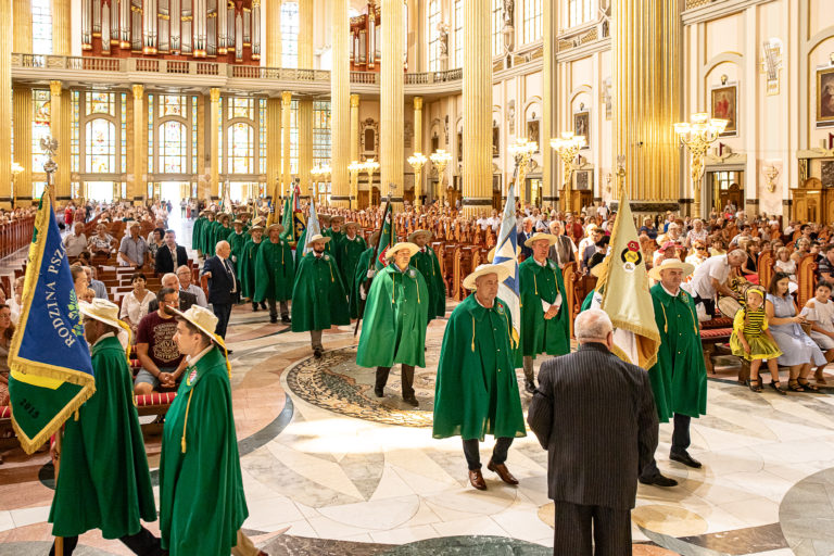 Dzień Pszczelarza w Licheniu. Jubileuszowe spotkanie pasjonatów pszczelarstwa z całej Polski