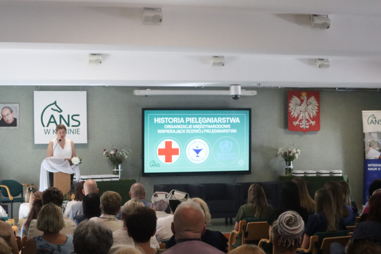 Stary zwyczaj, nowa tradycja. Czepkowanie absolwentów pielęgniarstwa na ANS w Koninie