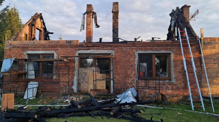 POŻAR ZNISZCZYŁ ICH DOM – RODZINA Z ZALESIA POTRZEBUJE WSPARCIA