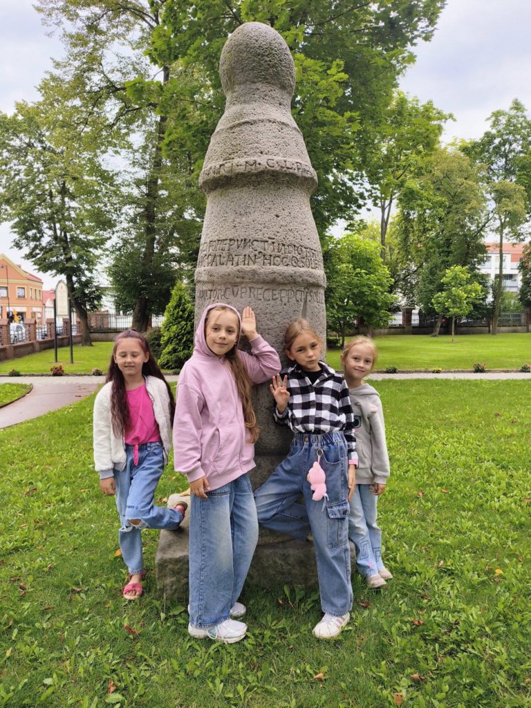 WAKACJE Z HISTORIĄ W KONINIE – DZIECI ODKRYWAŁY TAJEMNICE ROMAŃSKIEGO SŁUPA DROGOWEGO