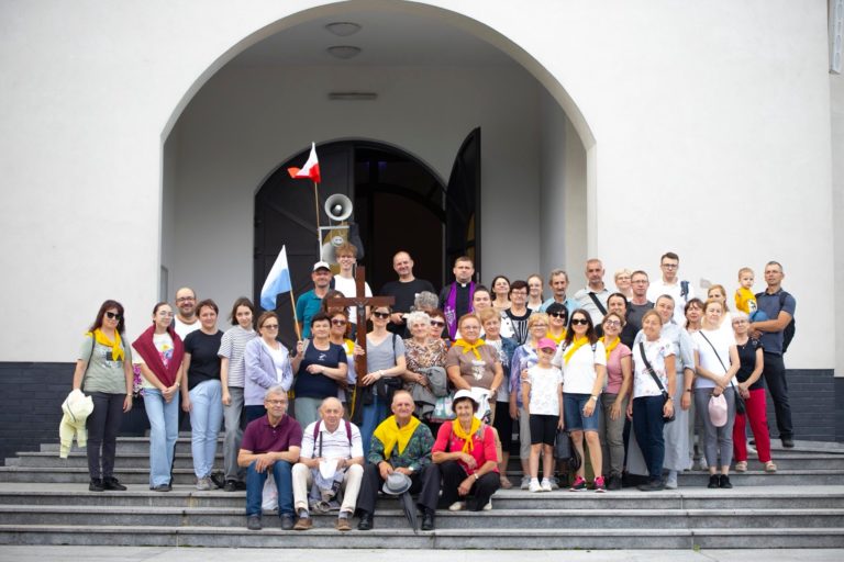 PIELGRZYMKA Z KRAMSKA DO LASU GRĄBLIŃSKIEGO – WIARA NA PIELGRZYMI SZLAKU