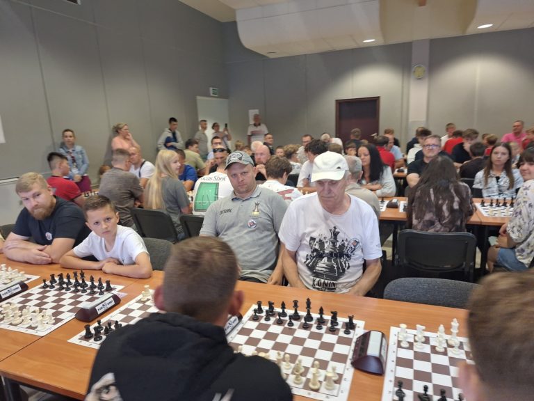 DRUŻYNOWY TURNIEJ RODZINNY W ŚLESINIE – SZACHY, KTÓRE ŁĄCZĄ POKOLENIA