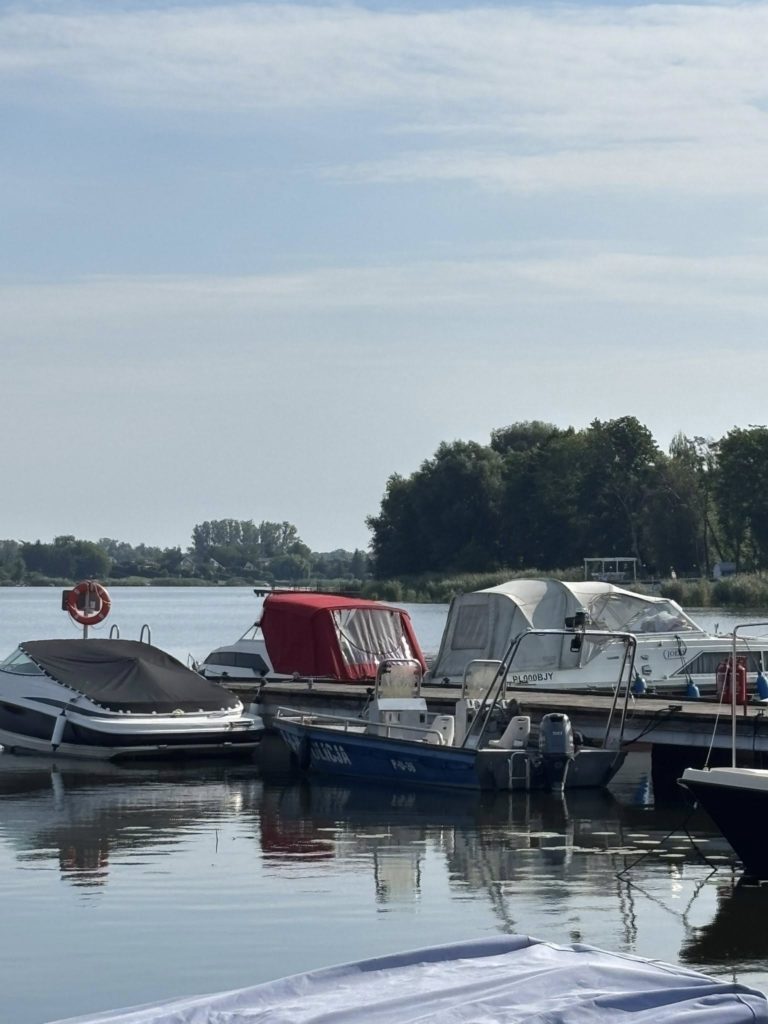WIĘCEJ BEZPIECZEŃSTWA NA WODZIE – POLICYJNA ŁÓDŹ NA PRZYSTANI W GOSŁAWICACH