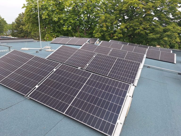 NOWA INSTALACJA FOTOWOLTAICZNA W RZGOWIE – URZĄD GMINY STAWIA NA ENERGIĘ ZE SŁOŃCA