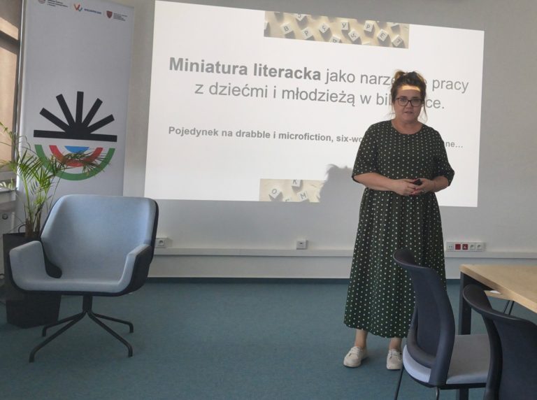 LITERACKA MINIATURA JAKO SZTUKA – BIBLIOTEKARKA Z KONINA NA WARSZTATACH W POZNANIU