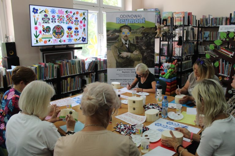 MALOWANIE NA DREWNIE – WARSZTATY SZTUKI LUDOWEJ W KONINIE