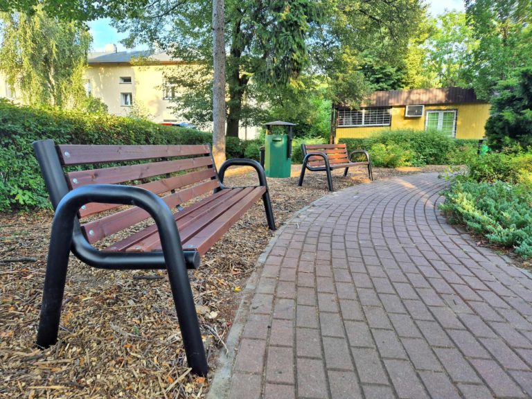 NOWE ŁAWKI NA SKWERZE PROFESORA BEKKERA W ŁĘŻYNIE – WYGODNIEJ I SYMBOLICZNIE W ROKU WYBITNEGO KONSTRUKTORA