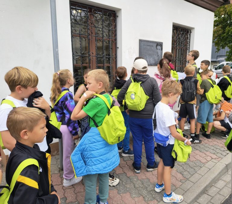 DZIECI ODKRYWAŁY HISTORIĘ KONINA PODCZAS GRY MIEJSKIEJ Z BIBLIOTEKĄ