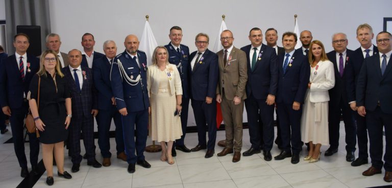 WÓJT WŁADYSŁAWOWA UHONOROWANA MEDALEM ZA WSPARCIE POLICJI