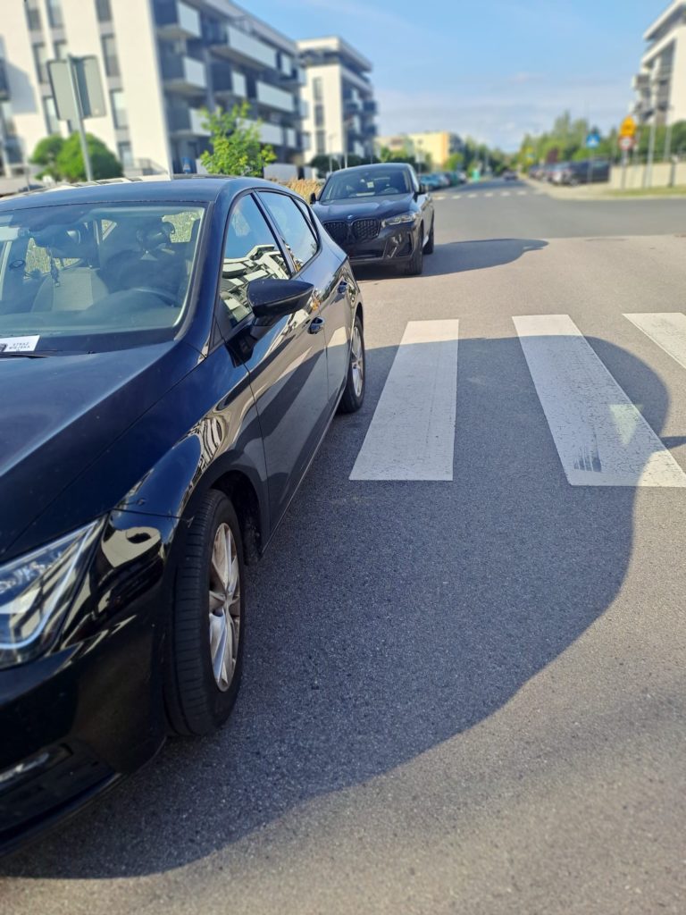 NIE PARKUJ NA PRZEJŚCIU – STRAŻ MIEJSKA PRZYPOMINA O ZASADACH BEZPIECZEŃSTWA