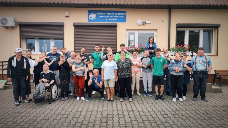 PIŁKARZE SOKOŁA KLECZEW ODWIEDZILI PODOPIECZNYCH WTZ TPD W NIEBORZYNIE