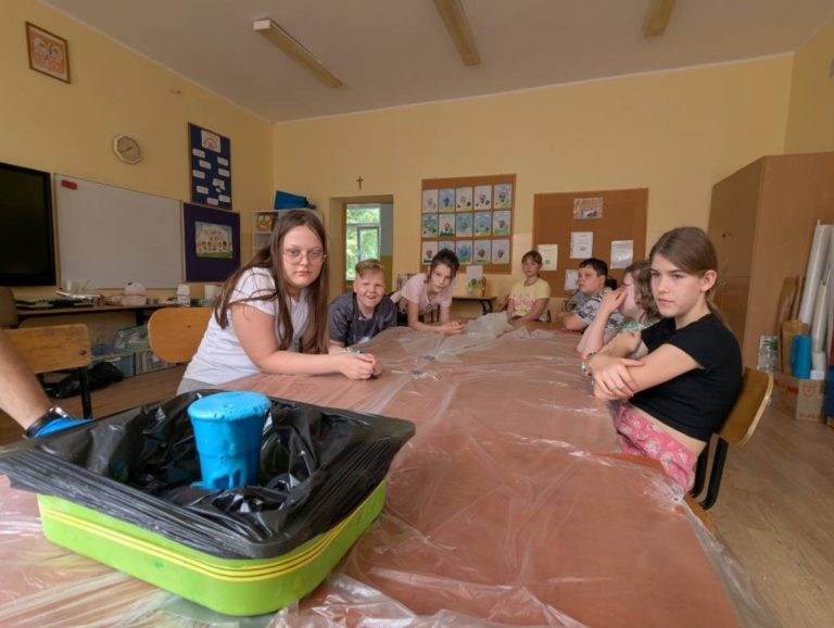 WAKACYJNE PÓŁKOLONIE W GMINIE RZGÓW – ROBOTYKA, EKSPERYMENTY I RADOŚĆ NA KAŻDYM KROKU