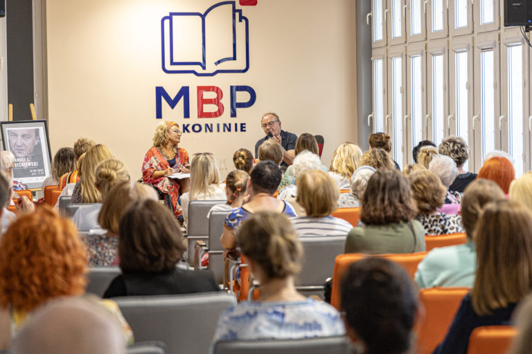 Spotkanie z Januszem Leonem Wiśniewskim w Koninie – rozmowy o książkach, miłości i podróżach