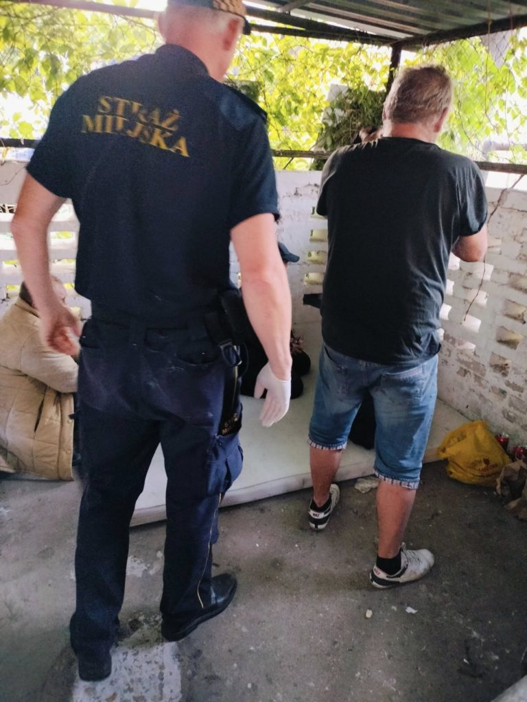 STRAŻ MIEJSKA W KONINIE APELUJE – NIE ŚPIJMY W NIEBEZPIECZNYCH MIEJSCACH