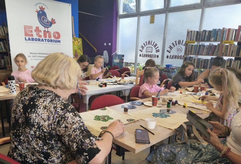 ETNOINSPIRACJE W FILII „STARÓWKA” – MALOWANIE WZORÓW SNUTKI GOLIŃSKIEJ