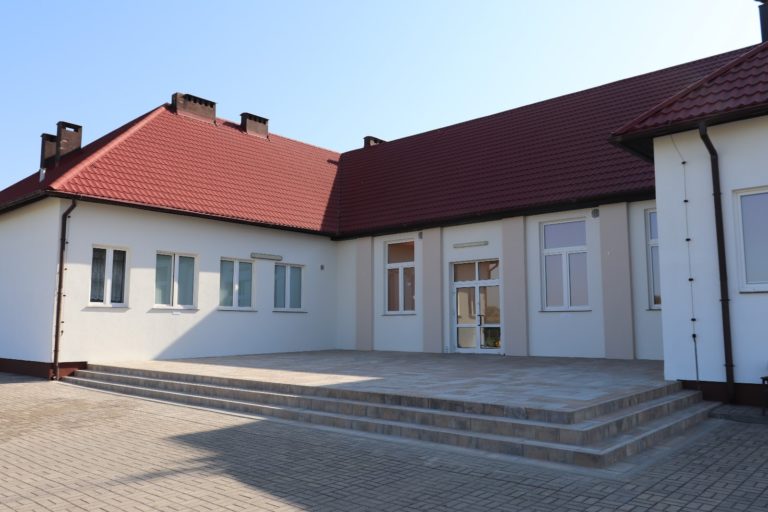 NOWY, FUNKCJONALNY TARAS W ŚWIETLICY WIEJSKIEJ W ZŁOTKOWIE