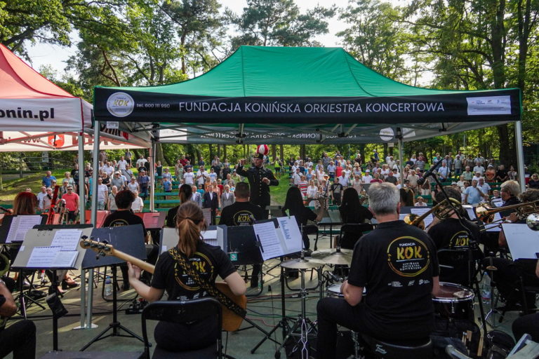 KONCERT ORKIESTRY DĘTEJ PAK KWB KONIN W PARKU CHOPINA Z OKAZJI ŚWIĘTA WOJSKA POLSKIEGO