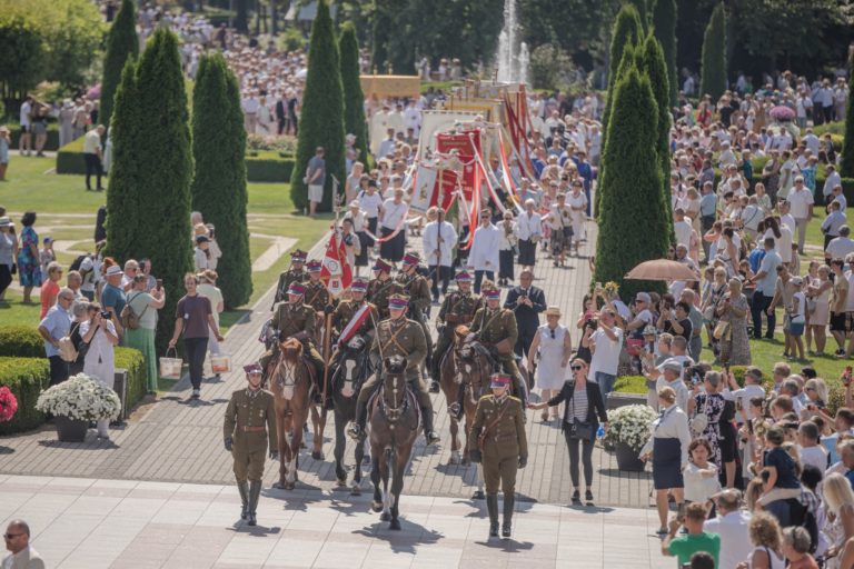 WNIEBOWZIĘCIE NAJŚWIĘTSZEJ MARYI PANNY W LICHENIU – MODLITWA, TRADYCJA I PAMIĘĆ O BOHATERACH