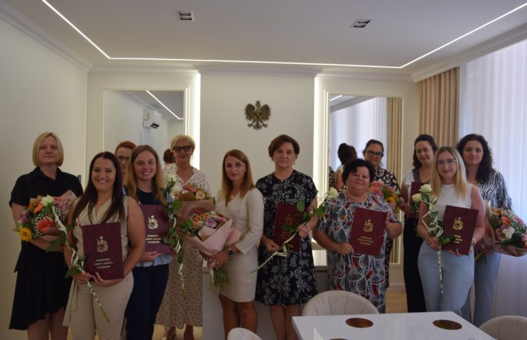 Burmistrz Tuliszkowa wręczyła akty nadania stopnia nauczyciela mianowanego pięciu pedagogom