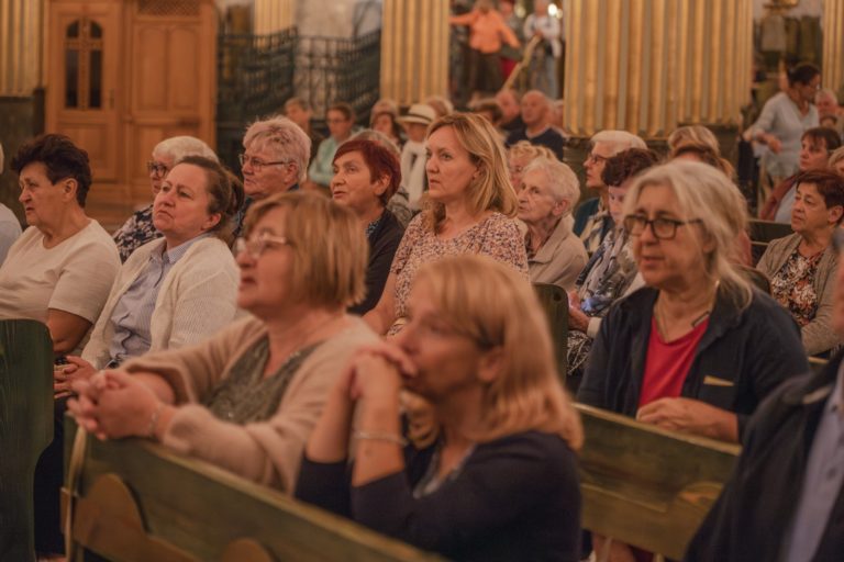 REKOLEKCJE MARYJNE W LICHEŃU GROMADZĄ SETKI WIERNYCH