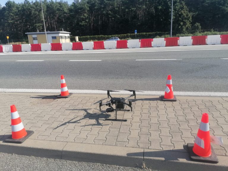 Dron nad A2 i Trasą Bursztynową – działania policji w Koninie