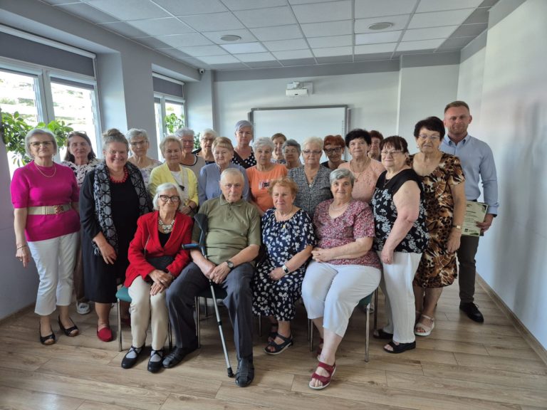 SPOTKANIE POLICJI Z SENIORKAMI NA ZATORZU – JAK CHRONIĆ SIĘ PRZED OSZUSTAMI