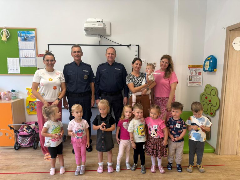 POLICJANCI ODWIEDZILI KLUB MALUCHA W GOLINIE