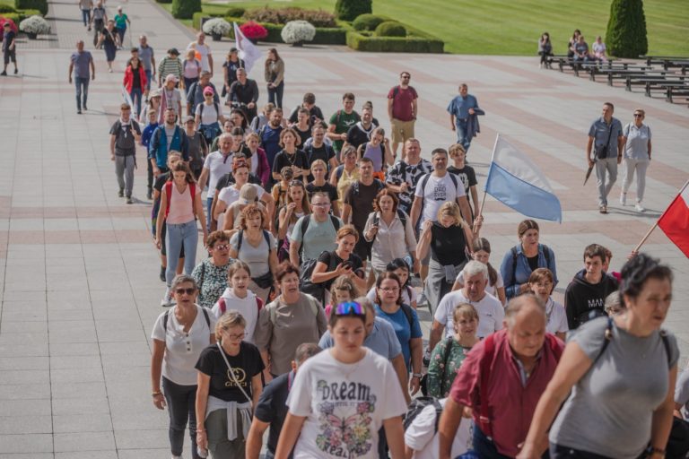 35. PIESZA PIELGRZYMKA Z DĘBÓW SZLACHECKICH DOTARŁA DO SANKTUARIUM W LICHENIU