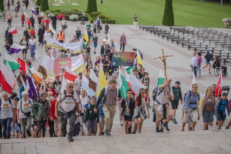 RADOSNY PORANEK PIELGRZYMÓW W LICHENIU: „BÓG WIDZI W NAS TO, CO NAJPIĘKNIEJSZE”