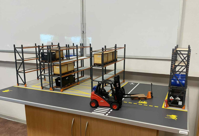 Nowoczesne makiety logistyczne w Akademii Nauk Stosowanych w Koninie wspierają praktyczne kształcenie