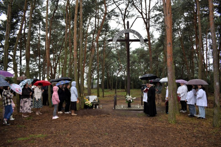 Poświęcenie Krzyża na Starym Cmentarzu w Wyszynie – 215 Lat Nekropolii