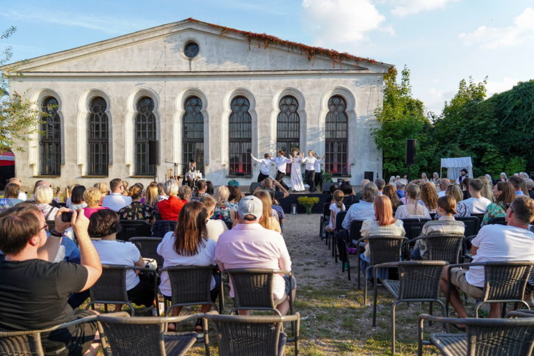 „WĄSKI MOST” POŁĄCZYŁ MUZYKĘ I TANIEC W KONINIE