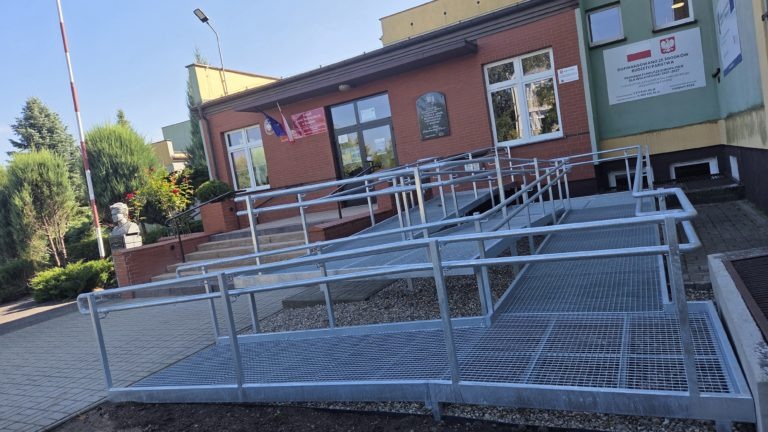 NOWY PODJAZD DLA UCZNIÓW W ZESPOLE SZKÓŁ TECHNICZNYCH W KONINIE