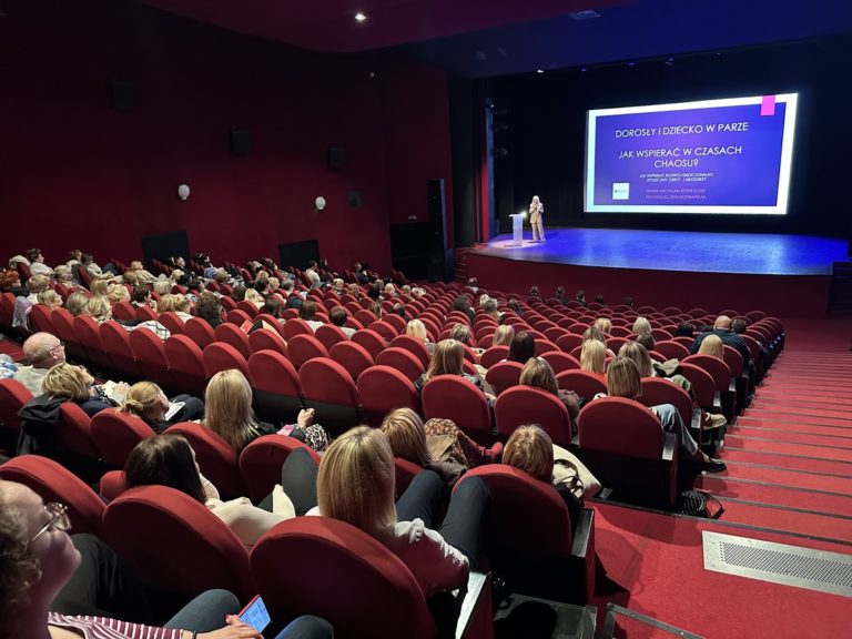 BEZPIECZNE DORASTANIE W ŚWIECIE PEŁNYM RYZYKA – KONFERENCJA W KONIŃSKIM CENTRUM KULTURY
